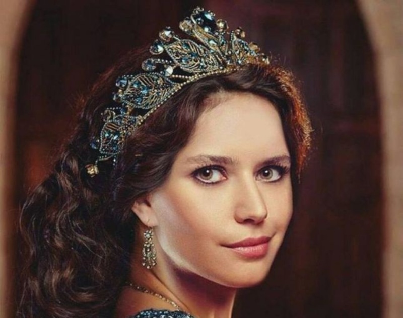 بالصورة نجمة تركية شهيرة تنضم إلى مسلسل السلطانة كوسيم بعد بيرين سات فمن هي؟